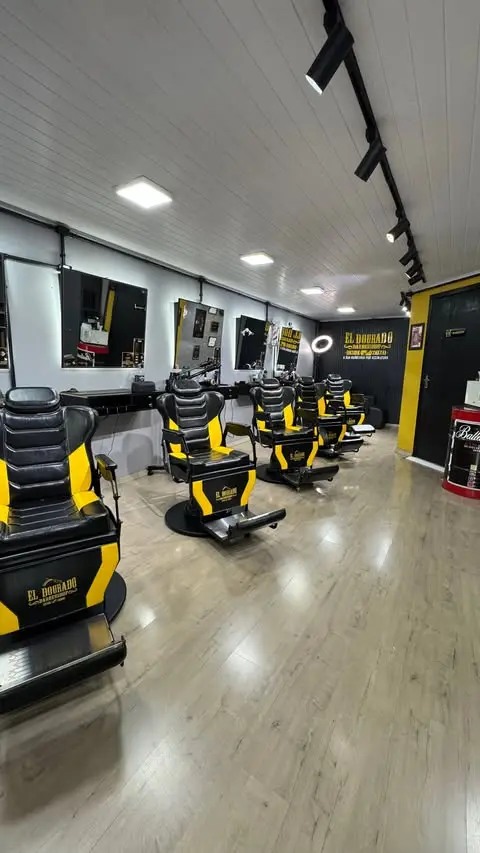 Cadeiras de barbeiro pretas e amarelas da El Dourado Barbershop