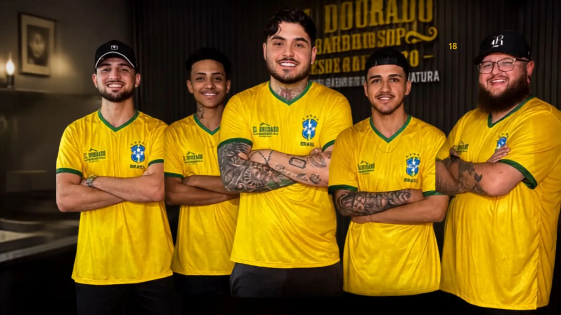 Equipe da El Dourado Barbershop reunida com o uniforme oficial da barbearia